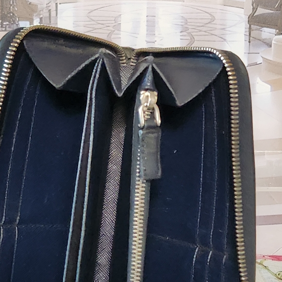 AUTHENTIC Large Zip Around Wallet EXCELLENT CONDITION. - Picture 5 of 16